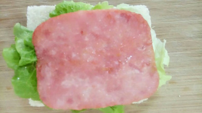 宝宝辅食~简易版三明治,午餐肉叠在上生菜和土司上面