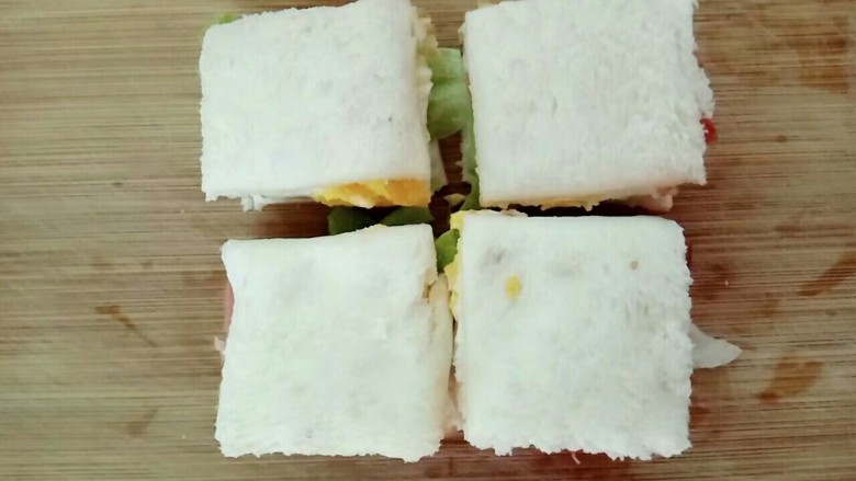宝宝辅食~简易版三明治,全部敷好后切成四小块