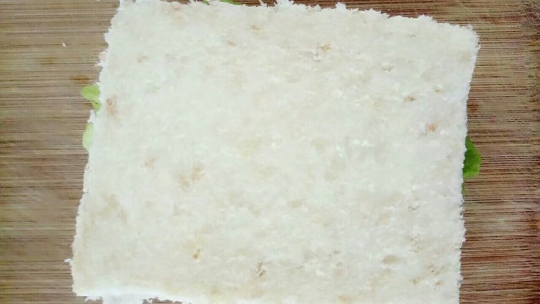 宝宝辅食~简易版三明治,然后再敷上一片土司