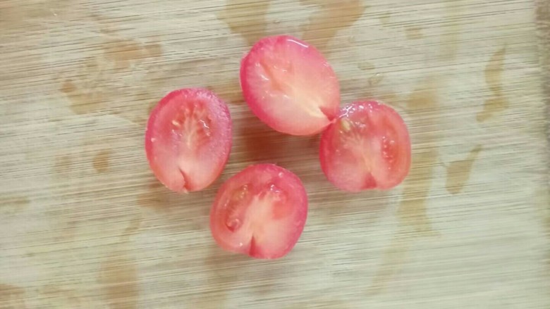 宝宝辅食~简易版三明治,<a style='color:red;display:inline-block;' href='/shicai/ 3438'>圣女果</a>洗干净对半切开