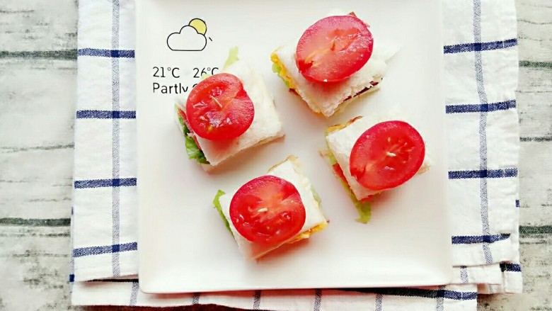 宝宝辅食~简易版三明治,然后拿牙签从圣女果的中间和小三明治的中间插下去,方便宝宝拿在上面吃