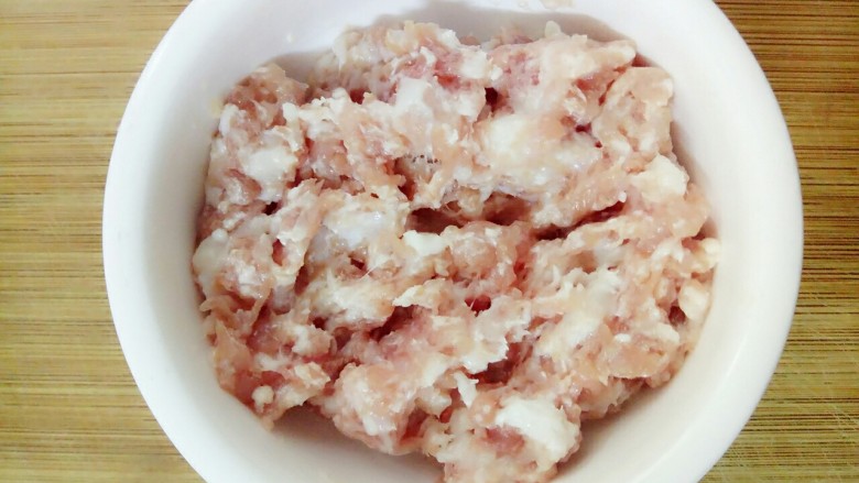 快手早餐煮河粉,将玉米淀粉,盐和肉末搅拌均匀