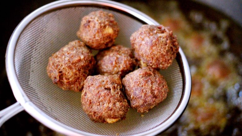 豆腐牛肉丸子,炸好的丸子捞出沥干油分