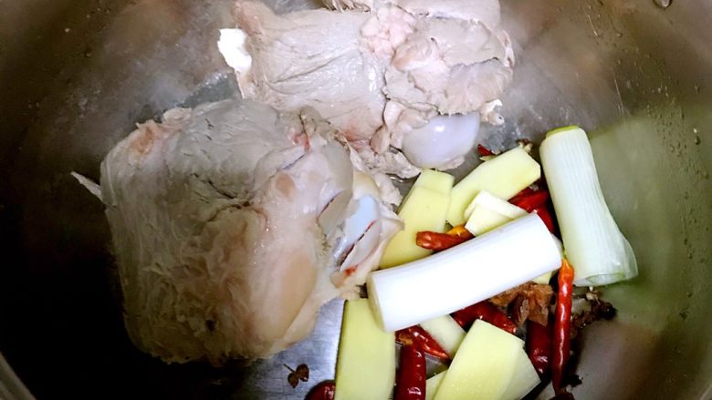 骨汤酸菜炖排骨,把棒骨和材料放入汤锅,加满冷水。大火煮沸小火慢熬。然后处理酸菜。
