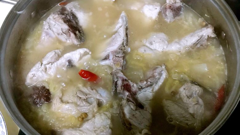 骨汤酸菜炖排骨,酸菜煮个半小时后放进脊骨。再煮一个小时。就可以出锅了。我这个是喝汤版。如果大家不喝汤,可以去掉棒骨炖汤的环节。