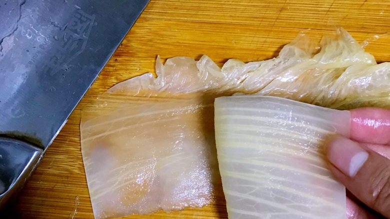骨汤酸菜炖排骨,前面说酸菜切出来的粗细决定了口感。我们都知道白菜的梗就是很厚,厚度在那里,即便切的再细侧面依然很粗。这里告诉大家一个方法,就是先用菜刀水平片开白菜梗,特别厚的就多片几层。这样切出来就会很细。这是我从我姥姥那里学来的,小时候就特别喜欢看姥姥切酸菜,觉得特别厉害。你看,这就是一种传承。