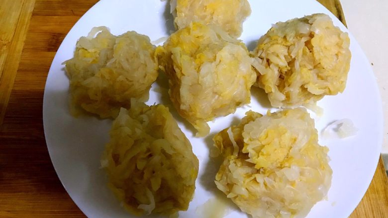 骨汤酸菜炖排骨,这里要说。洗酸菜每洗完一次,就要如图挤压水分成团状。洗两次就挤两次,洗三次就挤三次。千万不要图省事偷懒,这里做的每一步都决定了最后的口感是酸爽有嚼劲还是水水面面入口即粘牙。