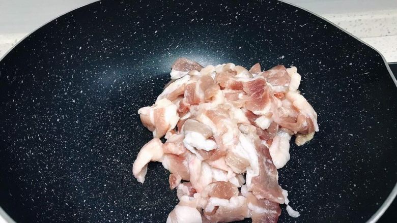 下饭菜之青椒炒肉片,锅里烧热,将沥干水分的猪肉入锅