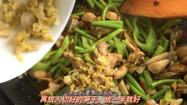 爆炒香辣牛蛙➕馄饨清汤,笋干,继续翻炒均匀