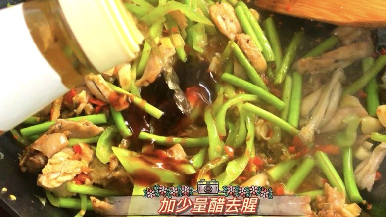 爆炒香辣牛蛙➕馄饨清汤,加少许醋,均匀翻炒,收汁出锅