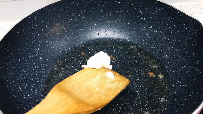 家常菜之清炒青豆粒粒香,锅里烧热放猪肉,融化