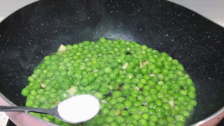家常菜之清炒青豆粒粒香,加入一勺盐盖上锅盖焖煮5分钟,揭开锅盖收汁