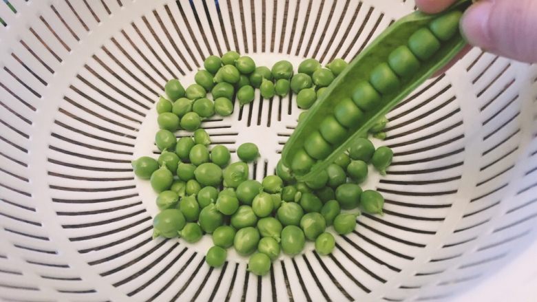 家常菜之清炒青豆粒粒香,准备一个篮子,将青豆从中间线剥开满满的青豆粒