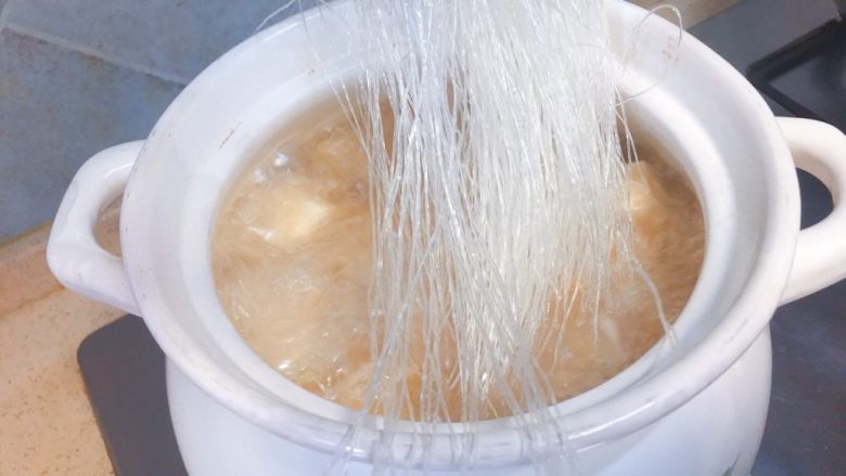 狮子头酸菜豆腐粉丝砂锅,然后再中火煮5分左右,就可以下<a style='color:red;display:inline-block;' href='/shicai/ 523'>粉丝</a>了。
