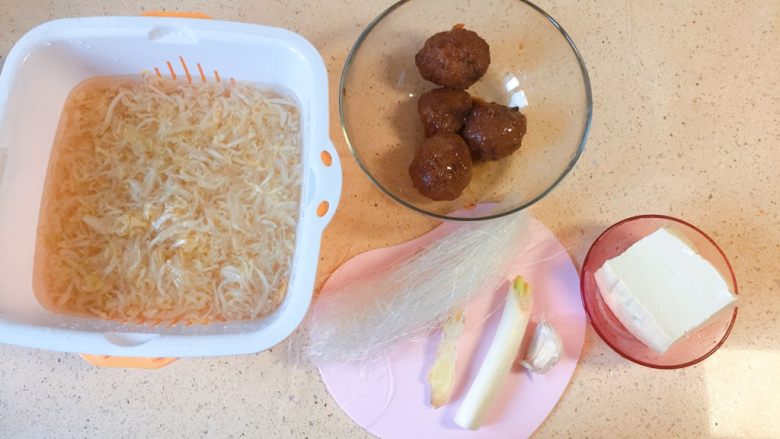 狮子头酸菜豆腐粉丝砂锅,我们备料吧!老铁们!