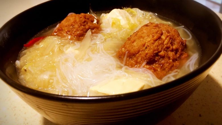 狮子头酸菜豆腐粉丝砂锅,亲,来一碗不?