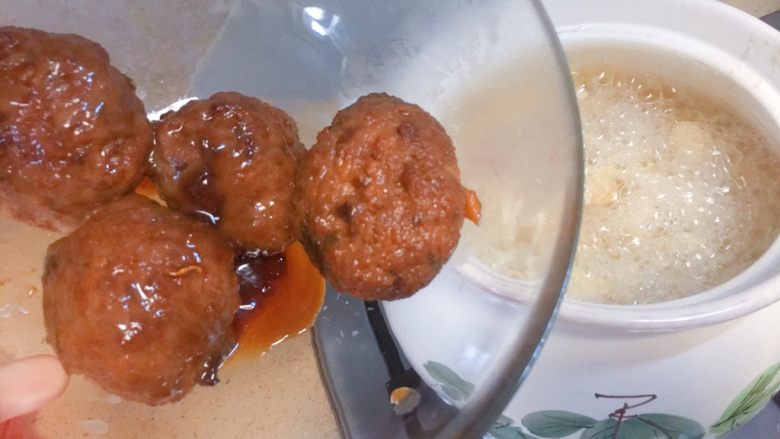 狮子头酸菜豆腐粉丝砂锅,大火煮10分钟再转中小火煮10分钟左右,就可以把事先弄好的狮子头,放进砂锅里。这是我之前红烧留下的四个,就是为了做砂锅留的。想要知道狮子头怎么做的,可以看我之前关于狮子头的菜谱哦!