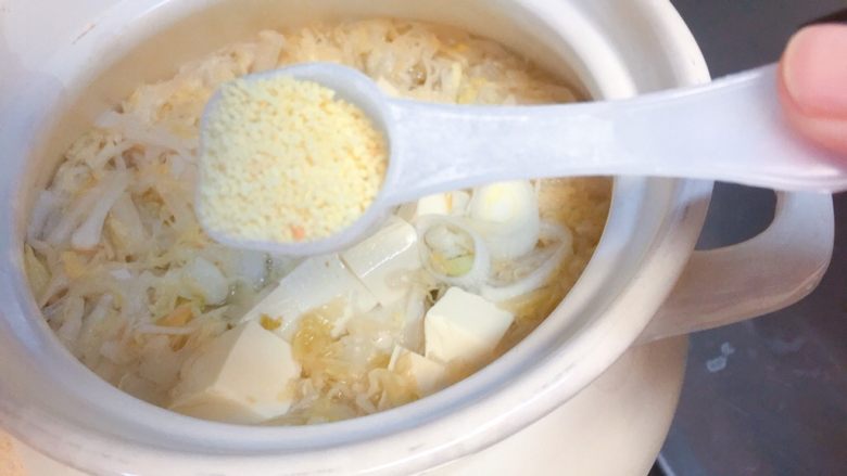 狮子头酸菜豆腐粉丝砂锅,然后是<a style='color:red;display:inline-block;' href='/shicai/ 756'>鸡精</a>,5g左右。