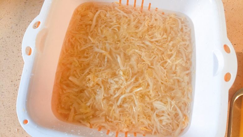 狮子头酸菜豆腐粉丝砂锅,<a style='color:red;display:inline-block;' href='/shicai/ 3361'>酸菜</a>用水投洗下先啦!哈哈,台湾腔的句式。