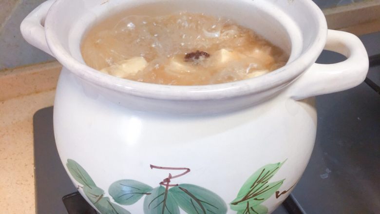 狮子头酸菜豆腐粉丝砂锅,因为粉丝很爱烂,所以下了粉丝就关火。但是砂锅的特点就是还会持续加热呢。