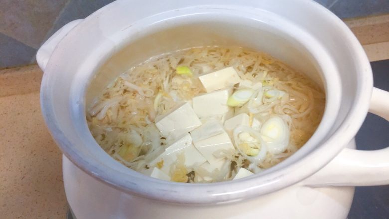 狮子头酸菜豆腐粉丝砂锅,然后准备一个砂锅,然后放足够多的水,再把葱姜蒜,酸菜,豆腐,放进去。大火🔥!