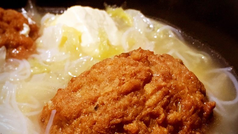 狮子头酸菜豆腐粉丝砂锅,特写,会不会更诱惑呢?