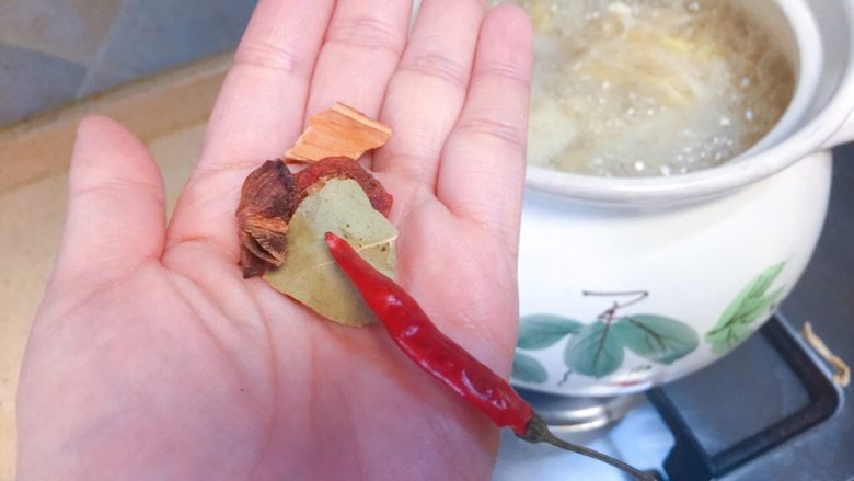狮子头酸菜豆腐粉丝砂锅,调味5件套,来一组。