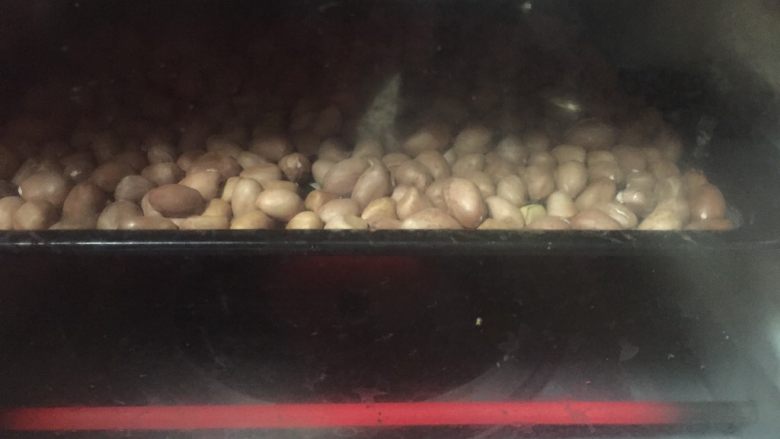 曼妙生花~~牛轧糖,送入中层,烤箱170度上下火8分钟,时间到后再在烤箱闷3分钟,再中途需搅拌一两次,烤制中途听到噼噼啪啪的声音,不再连续听到声音,花生就脆了