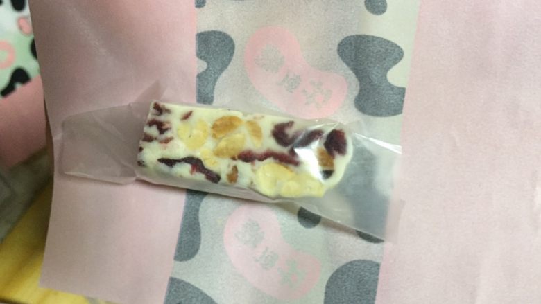 曼妙生花~~牛轧糖,包装起来不容易受潮,先包一层糯米纸
