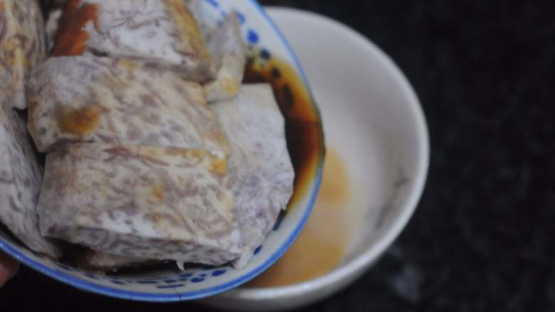 扣肉芋头煲,冬天就爱这一口,蒸芋头的汤汁倒在小碗里