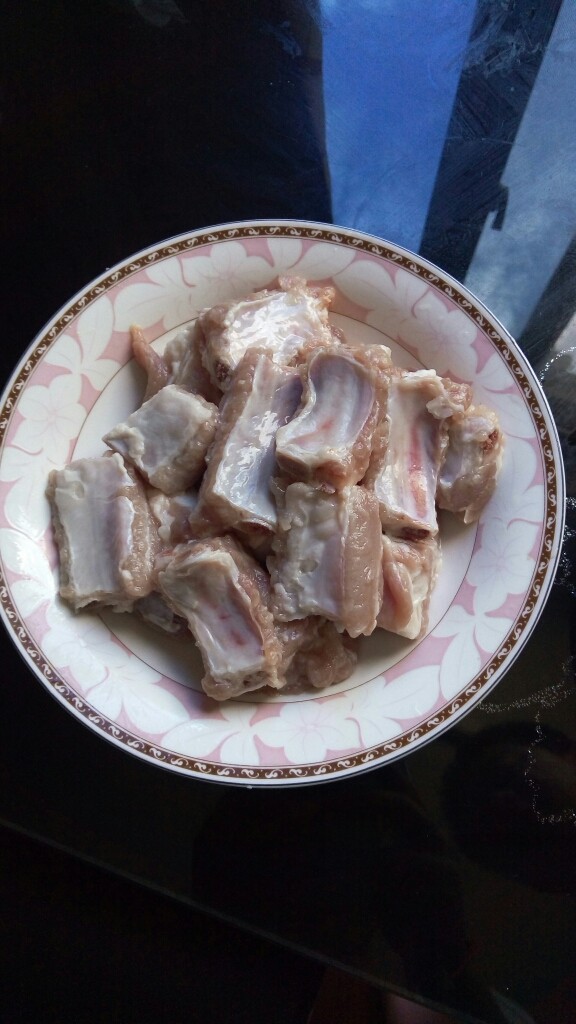 蘑菇玉米小排煲,将仔排剁成拇指大小!