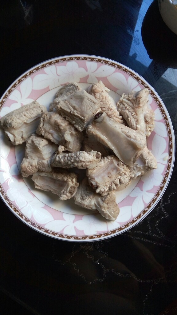 蘑菇玉米小排煲,出锅装盘备用!