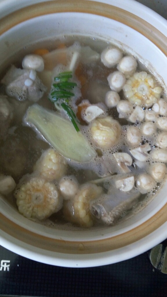 蘑菇玉米小排煲,大火10分钟烧开,出去浮沫,加入葱姜,少量料酒,白醋!