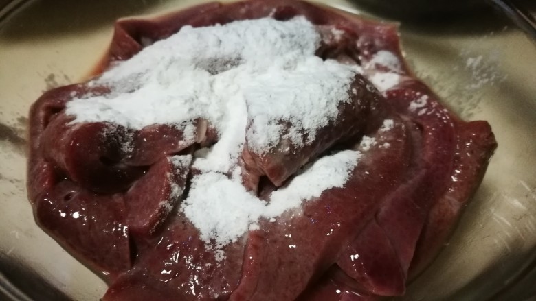 麻辣肝尖儿拌菠菜,沥干水分 加少许生粉 抓匀