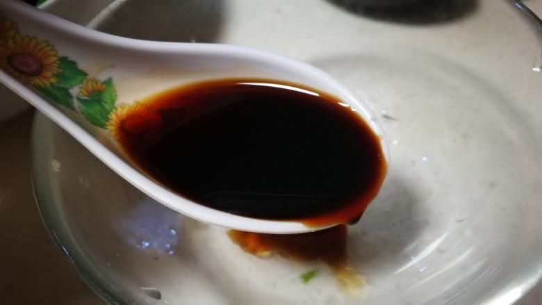 麻辣肝尖儿拌菠菜,调制料汁~小碗中加入少许盐 2汤匙<a style='color:red;display:inline-block;' href='/shicai/ 788'>生抽</a>