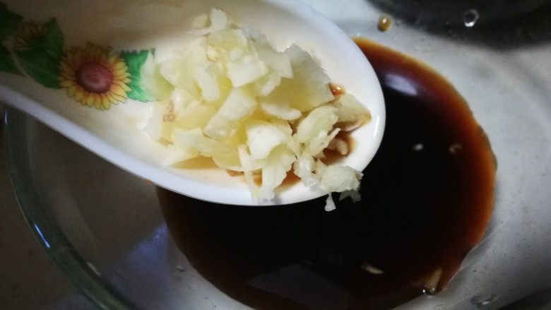 麻辣肝尖儿拌菠菜,加入蒜末