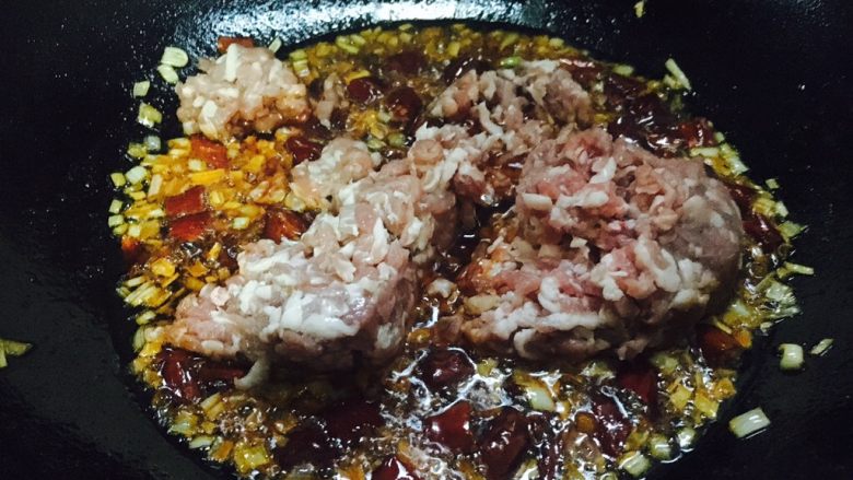 口蘑酱拌面,放入肉末,把肉末划散。