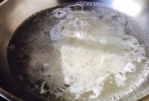 口蘑酱拌面,锅里放大量的水,水开了厚放入面条,水再开,关火,盖上锅盖焖4~5分钟。