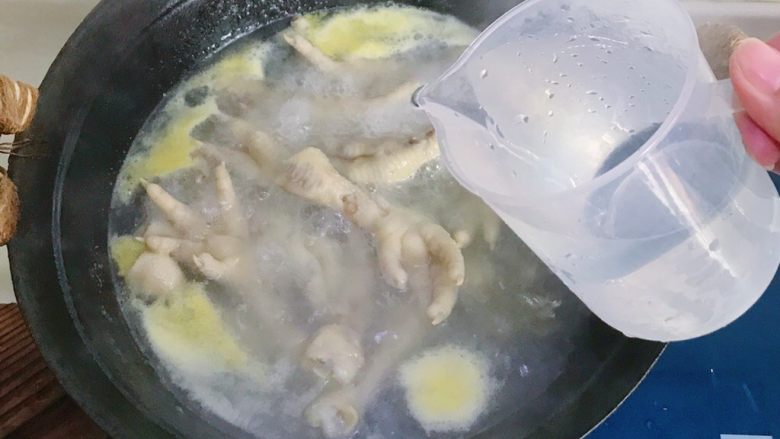 虾油卤鸡爪,鸡爪中途加入大量冷水,再继续煮一会儿