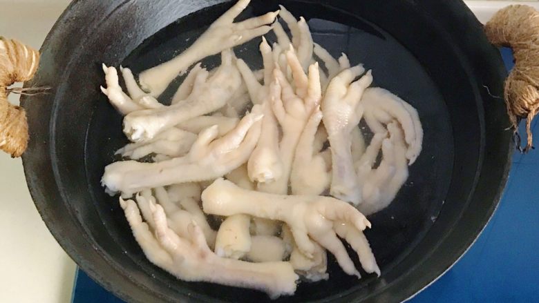 虾油卤鸡爪,倒入洗干净的鸡爪大火煮沸转中火,把鸡爪彻底煮熟