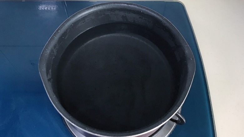 虾油卤鸡爪,找一个干净无油的锅,锅里倒入1000克清水