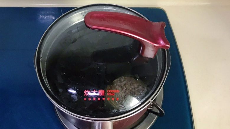 虾油卤鸡爪,加盖大火煮开转小火,慢慢地熬卤水
