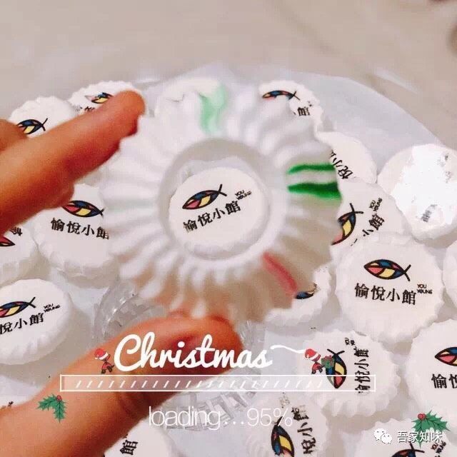 超高颜值转印蛋白糖马琳糖,蛋白糖烘烤好后,因法式做法极其容易受潮,建议凉透后立马放密封罐里密封即可。图片是小吾为闺蜜定制的转印糖~