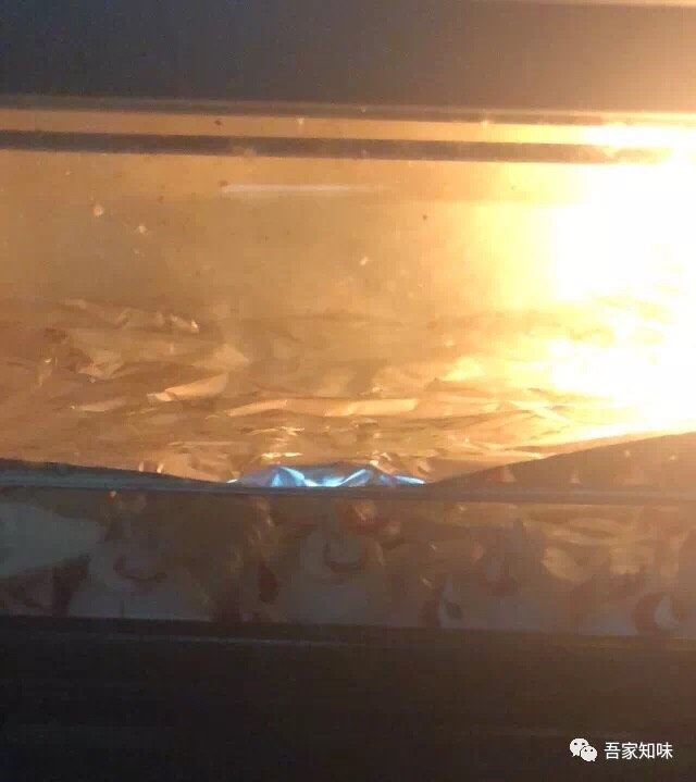 超高颜值转印蛋白糖马琳糖,将挤好的蛋白糖送入预热好的烤箱,80-100度烤2个小时,再焖半小时(焖半小时是为了让糖彻底熟透易于保存)。为了防止蛋白糖上色,小吾一开始就加盖了锡纸,因此用上火100,下火90度烘烤,大家可以参考。除了烤箱外,如果大家有烘干机,也可以使用哦(大家可以将油纸裁成圆形垫上,垫油纸能保持转印面的平整性,犯懒也可以不垫),将温度调至70度,直径2.5厘米的蛋白糖大约2-3小时,直径3-3.5厘米的棒棒糖大小的需要5-6小时,可以开一夜烘干机烘干。相比烤箱,烘干机出来的成品不易上色,出来白白嫩嫩的。