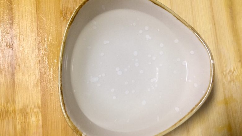 微波炉美食+百香蜜溏心蛋,取喜欢的碗,加入能莫过蛋的水量