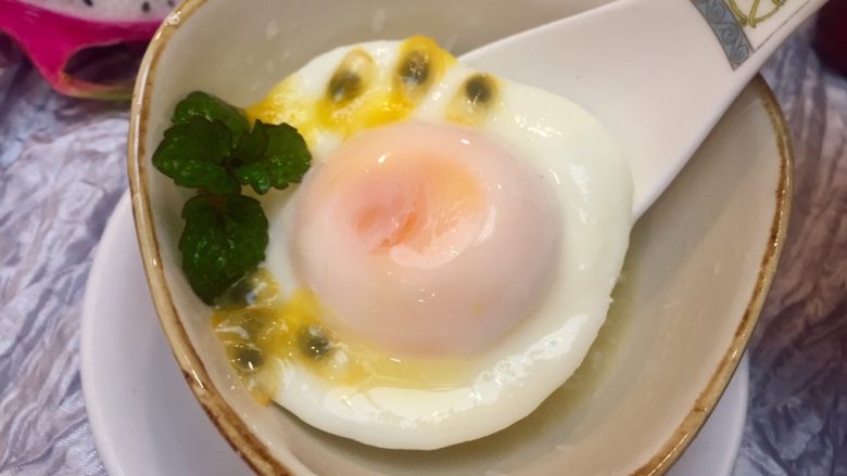 微波炉美食+百香蜜溏心蛋,蛋黄和蛋白包的很好,外观也很棒哦,是不是很有食欲呢
