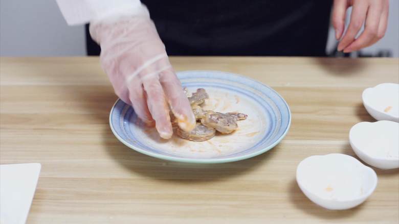 泰式炸虾卷——超简单的美味,另外可以根据个人口感适量添加黑胡椒,把虾抓匀后腌制30分钟。
