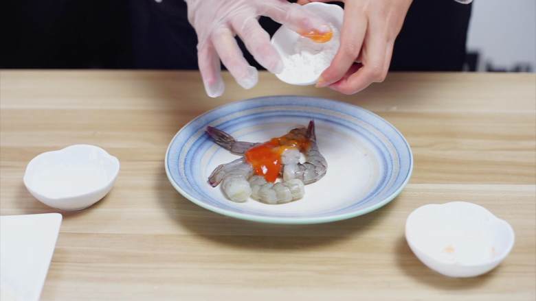 泰式炸虾卷——超简单的美味,再加入少许生粉和食盐,这里的盐不要放太多,因为泰式辣椒酱本身已经有味道了