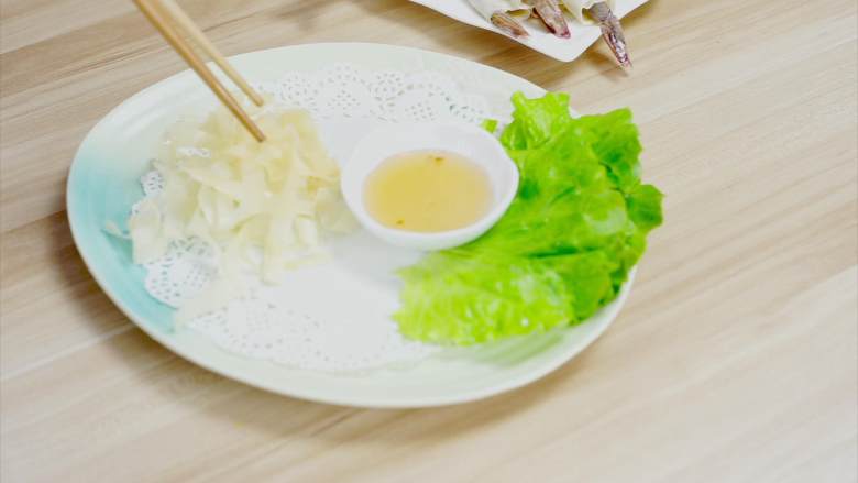 泰式炸虾卷——超简单的美味,放上刚刚炸好的春卷皮当做配菜,随意堆放即可