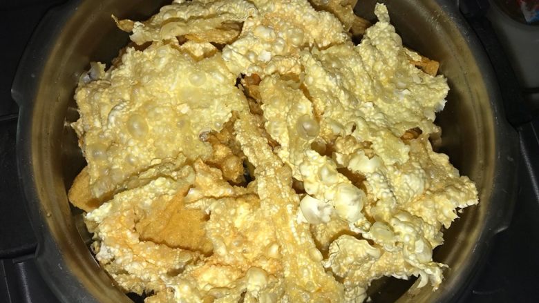 过年必备年菜(一)竹蔗马蹄焖羊排,把炸腐竹放入锅里,盖上盖子,确保上锁了再按下开始键。如果没有炸腐竹,用普通腐竹也可以,但是要先泡发,如果不泡发,腐竹就和羊排一同下锅。